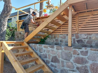 Escalier extérieur type échelle de meunier pin Douglas soubassement de terrasse