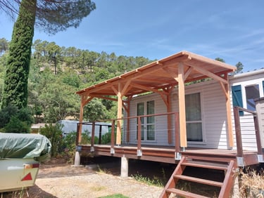Auvent et escalier menant à un mobil-home bois de structure en pin classe 4