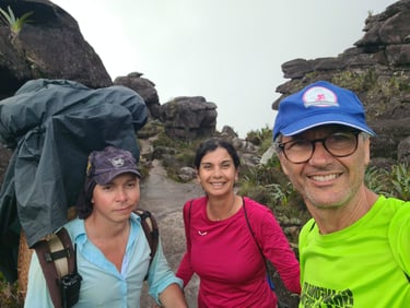 turistas italianos llegando a la cima del Tepuy Roraima