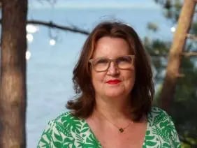 portrait de sophrologue spécialisée offrant un accompagnement bienveillant et personnalisé