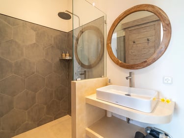 https://www.airbnb.com/rooms/1493172136917191408?guests=1&adults=1&s=67&unique_share_id=146dd445-6c80-4849-a8f0-ab0e32d5b079