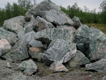 fuksito dideli gabalai prie kasyklos Norvegijos šiaurėje