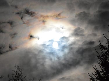 Mėnulio pilnatis primenanti mėnulio akmenį