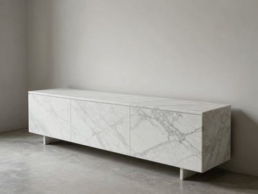 Intérieur de luxe minimaliste, mariage de marbre blanc poli et de béton brut, mobilier contemporain sobre, éclairage zénithal doux.