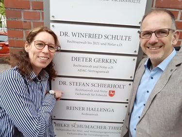 Die beiden Vorsitzenden Dr. Inga Rölleke und Sebastian von Melle nach dem Notartermin 2024