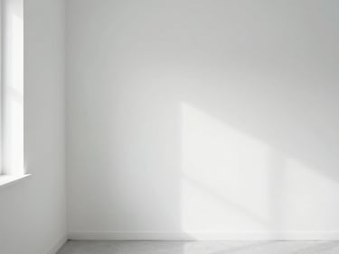 Boş, yeni boyanmış bir oda, temiz zeminler, pencereden giren doğal ışık, taşınmaya hazır.