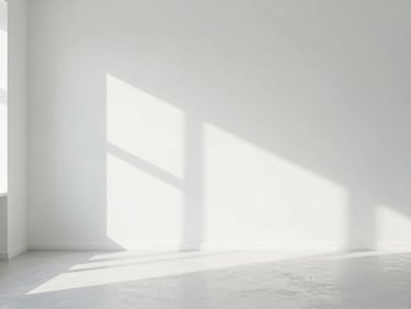 Güneş ışığı alan modern, minimalist bir oturma odası, parlak yüzeyler, temiz ve düzenli.