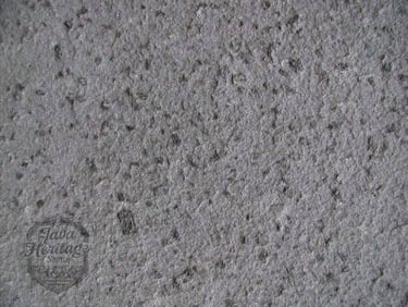 Tekstur kasar dan non-slip batu andesit bintik bakar warna abu-abu kehitaman.