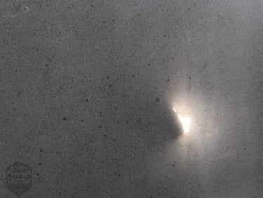 Detail permukaan batu andesit polished (mengkilap) untuk interior mewah