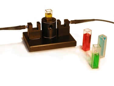 Universal optics bench for use with cuvettes