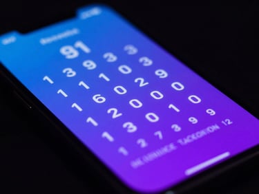 Close-up de um smartphone exibindo um gráfico de teste de velocidade em neon azul e roxo, fundo escuro, sleek tech photography.