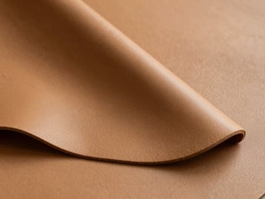 Detalhe de hidratação em banco de couro legítimo de cor caramelo