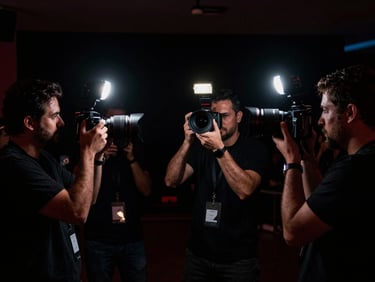 Fotógrafo profissional capturando momento chave em evento corporativo, flash de luz suave, silhuetas, iluminação de palco dramática, reflexos, 35mm