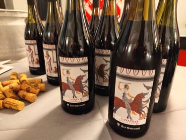 Bottiglie di Canaiolo Toscana Rosso IGT San Gregorio durante la degustazione