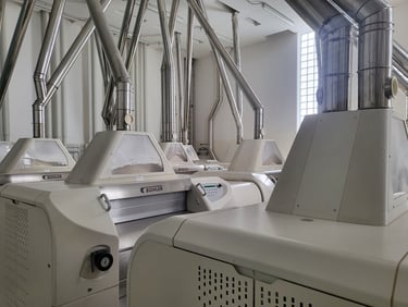 Impianti molitori automatizzati Agugiaro & Figna con macchinari industriali e sistemi di aspirazione.