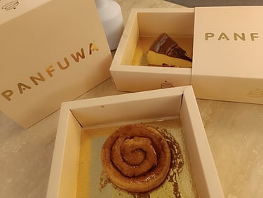 Cinnamon roll e fetta di Basque cheesecake firmate Panfuwa