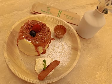 Fluffy pancake dolce con salsa al caramello, frutti rossi e panna