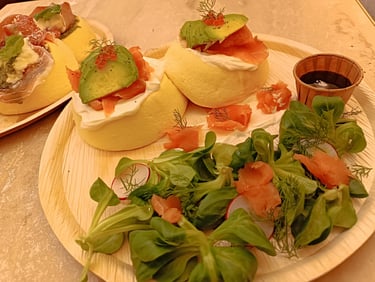 Fluffy pancake salati con salmone, avocado e insalata fresca