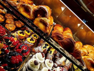 Vetrina della Pasticceria Pintauro con sfogliatelle e dolci napoletani