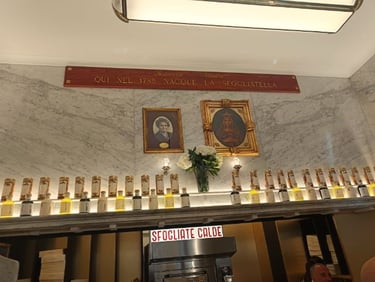 Interno storico della Pasticceria Pintauro con altare dedicato alla sfogliatella