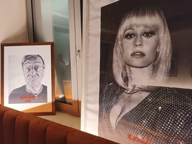 Interno del locale con fotografie di icone italiane alle pareti