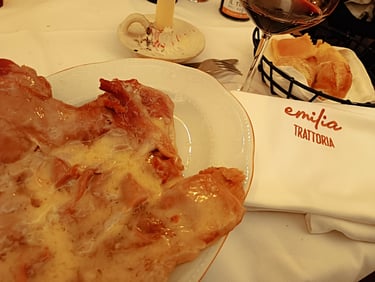Piatto di cotoletta alla bolognese servito al tavolo