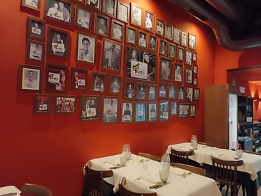 Sala interna del ristorante El Gaucho con fotografie alle pareti