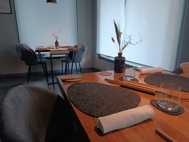 La sala del Grow Restaurant di Albiate con tavoli in legno e atmosfera essenziale