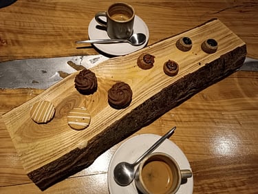 Piccola pasticceria e caffè serviti a fine esperienza al Grow Restaurant
