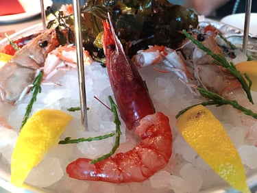 Plateau di crostacei e crudi di mare serviti su ghiaccio al Bistrot Pedol