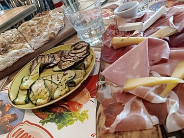 Tagliere di salumi e formaggi con pinse e verdure grigliate servito al Birra & Brace.