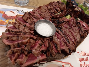 Grigliata mista di carne servita su tagliere al Birra & Brace.