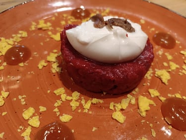Tartare di carne con burrata e acciuga servita al Birra & Brace.