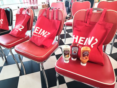 Le nuove salse Heinz Spicy Chicken Sauce e Fish & Chips Sauce durante la presentazione stampa.