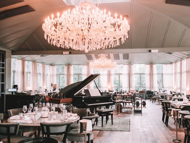 Sala del ristorante Lait A.mare a Lesmo con lampadari e pianoforte