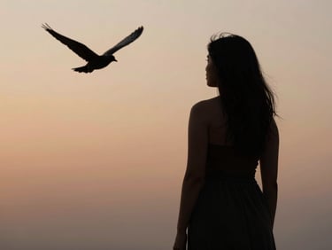 Silueta femenina de espaldas contemplando un horizonte abierto con un ave en vuelo, símbolo de libertad integral, luz de atardecer, fotografía editorial, 35mm