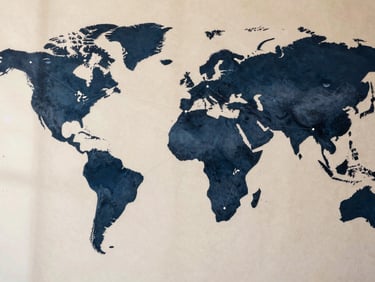 Représentation abstraite de connexions numériques mondiales, avec des points lumineux reliant l'Europe et l'Afrique, ambiance épurée.