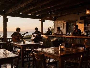 Varanda rústica de bar ao pôr do sol, com mesas de madeira e luz dourada, músicos tocando violão e percussão, pessoas em silhueta.