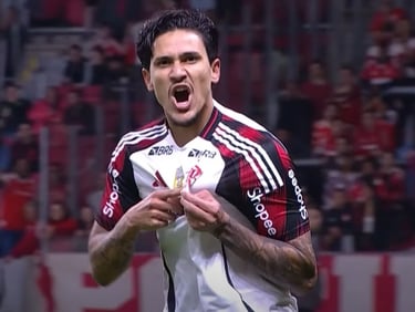 Pedro comemorando seu 1º gol na partida contra o Inter, pelo Brasileirão Série A 2025.