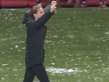 Filipe Luís comemora segundo gol do Flamengo contra o Internacional