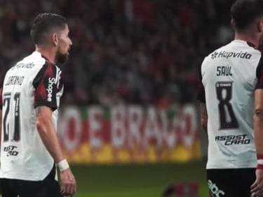 Jorginho em campo ao lado de Saúl. A dupla ideal do meio-campo do Mengão?