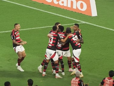 Jogadores do Flamengo comemoram o gol contra o Vasco.