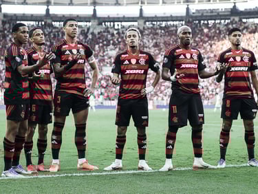 Time sub-20 do Flamengo comemorando primeiro gol contra o Barcelona.