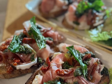 Tartines gourmandes au jambon San Daniele, burrata et tomates séchées - Histoire Sans Faim Lausanne