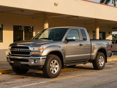 Camioneta pickup gris impecable en un estacionamiento soleado de Florida, fotografía editorial cálida
