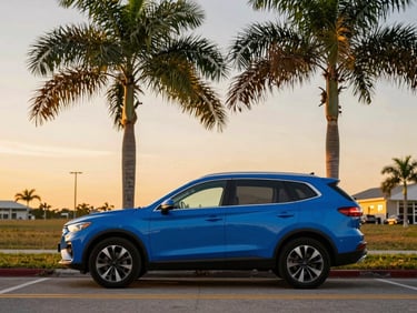 SUV familiar color azul estacionada bajo palmeras en St. Pete, luz de atardecer de Florida, composición limpia