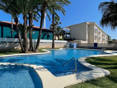 Pintura de piscinas en Denia, con un enfoque en acabados de calidad y atención al detalle