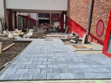 Aménagement d’une allée pavée en béton pour accès piéton ou véhicule léger
