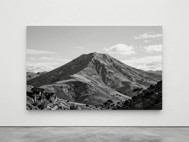 Boceto de montaña andina en blanco y negro, con notas manuscritas al margen, luz natural difusa, estilo de fotografía de bellas artes.