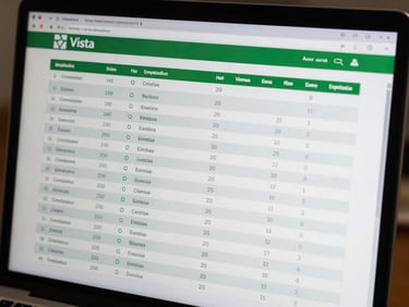 Vista macro de una pantalla de nómina digital mostrando el timbrado masivo exitoso de cien empleados, interfaz limpia en tonos grises con acentos verdes.